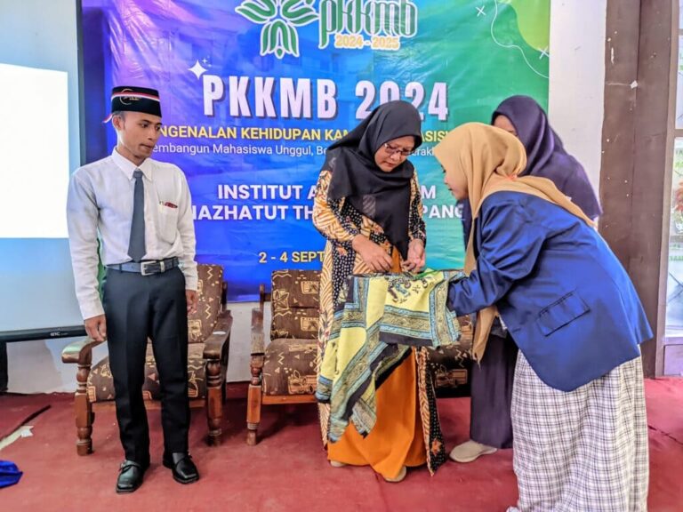 Pembukaan PKKMB 2024: Rektor Institut Agama Islam Nazhatut Thullab, Rifki Rufaida, M.H., Dorong Mahasiswa Baru Jadi Insan Unggul Berintegritas dan Berakhlakul Karimah